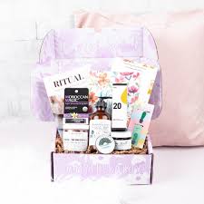 Looking for a gift for a college graduate? 37 Absolutely Perfect Graduation Gifts For Her In 2021 Giftlab
