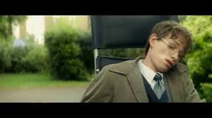 Em vez da trajetória intelectual e as pesquisas científicas de hawking, o foco do filme é o seu relacionamento com jane, marcado pela descoberta e. A Teoria De Tudo Clip A Transformacao De Eddie Redmayne Portugal Youtube