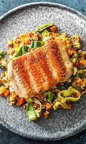 Rezept Lachsfilet Auf Porreegemuse Und Scharfen Linsen Kochen Essen Ernahrung Lecker Kochb Rezepte Mit Lachsfilet Lachsfilet Zubereiten Lachs Gerichte