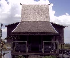 Nama tarian ini sangat unik yang terdiri dari dua kata, yakni nandak dan ganjen. Rumah Bubungan Tinggi Wikipedia Bahasa Indonesia Ensiklopedia Bebas