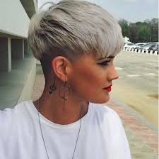 5 Silber Blond Pixie Mit Sidecut Bubikopf Frisur Silber Blond Haarschnitt Kurz