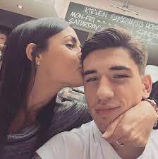 Hector bellerin has trolled north london rivals tottenham with a recent comment on his girlfriend's instagram account. Hector Bellerin Girlfriend Arsenal Star Enjoys Downtime With Berta Requeno