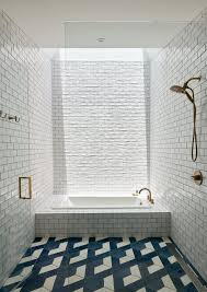 Ridgeview House By Thoughtbarn In 2020 Bathtub Tile Floor Design Modern Bathroom