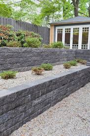 Wir terrassieren ihr gartengrundstück, schaffen bewegungsflächen und sorgen mit einer entsprechenden bepflanzung dafür, dass sie ein garten in hanglage erfordert eine professionelle planung und sollte neben dem schutz vor erosionsschäden auch zu ihrem stil und der architektur. Schone Terrassierung Im Garten Statt Einer Einzigen Mauer Entschied Man Sich Hier Fur Verschieden Angelegte Beete Die D Gartenmauern Steinmauer Garten Garten