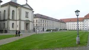 St Gallen In Der Ostschweiz Hat Immer Saison Die 40 000 Einwohner Zahlende Stadt St Gallen Die Auf 700 M Seehohe Liegt Schweiz Tourismus Reisen Reisebericht