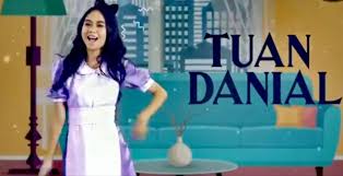 Is tahu tuan danial merajuk dengan dia sebab biarkan tengku hatta cium tangan dia. Drama Malaysia Tuan Danial Episode 1