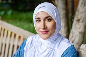 1/5) “When I was five, my parents wanted me to meet my grandparents and  learn the culture and traditions of Palestine, so my mom and I moved from  St. Louis to Ramallah