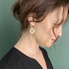 Pendientes marroquíes de oro martillado, colgantes victorianos de oro  enrollado, llamativos pendientes de latón arabesco hipoalergénicos 14KGF  para oídos sensibles