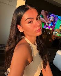 💚 Meet Cade💚 whats upp y'all im Cade, gonna be majoring in computer  engineering and staying in west hall. i love skating, hanging w friends and  playing/listening to music (bass/guitar). hmu if