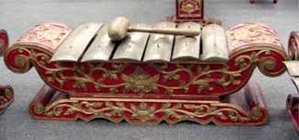 Alat musik gamelan merupakan kumpulan atau seperangkat alat musik yang biasanya menonjolkan demung, saron, peking, gambang, kendang, dan gong. Index Of Pub Wikimedia Images Wikipedia Id 4 4e