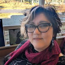 What are some free music sites or playlists for aquatic fitness classes?