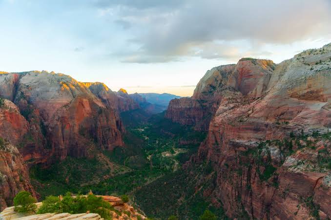 La récompense ultime : le panorama à couper le souffle depuis Angel's Landing. Ascension assez pénible et longue pour accéder au sommet. EVasion Forever 