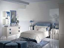 Camera da letto per ragazza arredata con il letto provenzale con testiera imbottita princess 805 e un delizioso comodino della stessa collezione. Come Arredare La Camera Da Letto Di Una Ragazza