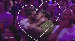 Are you searching for kiss png images or vector? Talking Tel Aviv 11 Dana International Und Die Schwulste Kiss Cam Der Welt Esc Kompakt