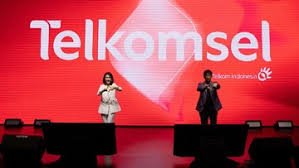 Logo baru ini divisualisasikan sebuah portal yang memungkinkan siapa pun untuk menyertai logo telkomsel yang semula hadir dalam font kaku pun diubah menjadi font khusus yang lebih fleksibel bernama telkomsel batik sans regular. Telkomsel Buka Semua Peluang Untuk Kemajuan Bangsa