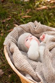 Babyteppe med hjerter i hullmønster. Tullas Teppe Strikkezilla Design