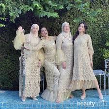 Jun 20, 2021 · acara pertunangan itu dihadiri keluarga yang mengenakan baju seragam kompak. Simpel Hingga Elegan 10 Gaya Fashion Keluarga Artis Indonesia Di Hari Lebaran