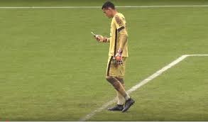 Jul 02, 2021 · paulo mazoti, o novo terceiro goleiro do santos, tem contrato apenas até 31 de dezembro de 2021.o peixe sinalizou o interesse na renovação há algumas semanas, mas não fez contato recente. Goleiro Usando Celular Antes De Jogo E Acao De Marketing Da Uber Exame