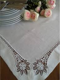 Yemek Masa Ortusu Olarak Tasarlanmistir Keten Kumasindan Uretilmistir Beyaz Renktedir Kenar Baskisinda Beyaz Gupur Kullanilm Elde Nakis Nakis Tasarimlari