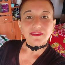 Este perro o perra está al costado de la capilla y guardería del barrio  Juan domingo Perón está lastimado. Le habrá seguido a alguien y quedó x ahí  si x favor alguien