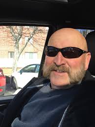 Beach bound... you guess who's happier about the prospect? 😂