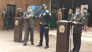 En el pecho a la. La Policia Nacional Se Moderniza Nuevo Uniforme De Color Azul Y Otras Innovaciones Tecnologicas Noticias Principales De Colombia Radio Santa Fe 1070 Am
