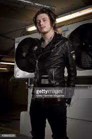 Ben Asking Alexandria They Have Ben In The Back Of The Dairy Department Ben Bruce Asking Alexandria Bruce