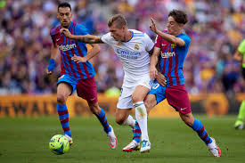 66.1% niedrigere bevölkerungsdichte · 5390 personen/km²vs15900 personen/km² ; Barcelona 1 2 Real Madrid El Clasico Tactical Review Barca Blaugranes