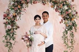 Akhirnya karena udah nanggung aku ceritain aja ke dia kalo aku sudah beristri dan punya anak. Pipi Chubby Gemesin 5 Momen Istri Choky Sitohang Melahirkan Anak Ketiga Matamata Com