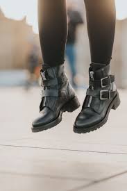 Nos bottines femme pour l'automne / hiver 2018 ? Tendance Rock Bottines A Boucles Blog Mode Lifestyle Bordeaux En 2020 Bottines Boucles Bottines Bottines Rock