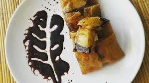 Lumpia pisang dengan isi coklat yang lumer di mulut berpadu dengan gurihnya cheddar yang lembut. 6 Kreasi Jajanan Lezat Dari Kulit Lumpia Tinggal Racik Bahan Lipat Lipat Lalu Goreng