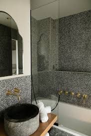 Salle De Bain En Terrazzo Gris Fonce Amenagement Salle De Bain Salle De Bain Design Idee Salle De Bain