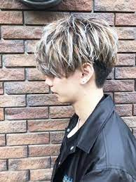 2020 02 27更新 毛先だけ2回ブリーチのホワイトアッシュ ランダムなカラーが無造作でかっこいい ヘアカット ヘアースタイル 髪色 メンズ
