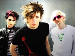 Con la definizione baby hair si intendono quei capelli corti e poco spessi che circondano zone come l'attaccatura del collo, della fronte e . Capelli Colorati E Musica Emo Vi Ricordate Questa Band Dei Primi Anni Duemila Corriere It