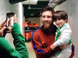 Juega como centrocampista y su actual equipo es el real betis balompié de la primera división de españa. Video El Noble Gesto De Leo Messi Con El Hijo Del Mexicano Andres Guardado Diario El Heraldo