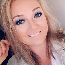 Carrie Robles's Instagram, Twitter & Facebook