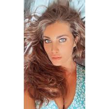 Thanks to @emilyskyefit Tan and Tiffany filter, I look like I have been  basking in the sun