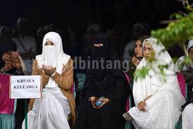 Ustaz arifin ilham menikah lagi untuk yang kedua kalinya pada tahun 2010 dengan seorang wanita asal yaman bernama rania bawazier. Begini Perasaan Istri Pertama Ketika Ustadz Arifin Ilham Poligami Tabloidbintang Com