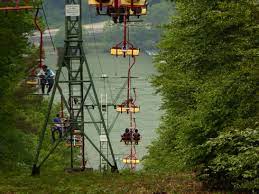 Genießen sie die fahrt mit einer der schönsten sesselbahnen am mittelrhein auf die höhen des niederwaldes, mit herrlichem blick auf die rotweingemeinde, den assmannshäuser höllenberg und in das rheintal. Rudesheim Wanderung Mit Seilbahn Und Gondel Uber Das Niederwalddenkmal Zuruck Nach Rudsheim