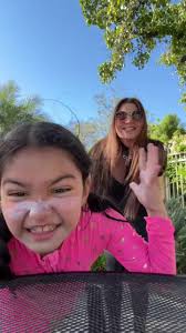 Sigue a Melanie Estrella para contenido único