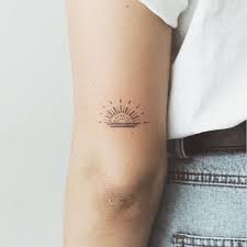 Sonnen Halskette Kleine Sonne Halskette Zarte Schicht Von Atelyesade Halskette Kleine Schicht Sonne Sonnen Winzige Tattoos Diskrete Tattoo Madchen Tattoos
