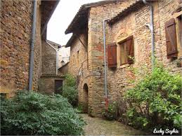 Classée parmi les plus beaux villages de france, cette cité se distingue par la richesse de son patrimoine. Visiter En Famille Les Plus Beaux Villages De France Lucky Sophie Blog Famille Voyage