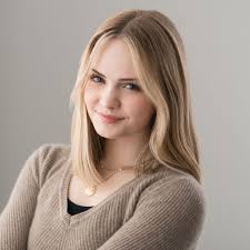 Evelyn Chambers's Instagram, Twitter & Facebook