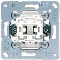 J'ai pu lire que sans telerupteur ou permutateur 3 commande de va et vient ne marchaient pas donc j'ai pu entendre que avec un double inter on pouvait le transformer en permutateur et que sa. Jung Mecanismes Universels Technique Ubersicht