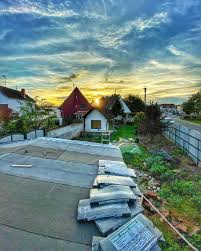 Guten Abend Freunde Story Gecheckt Heute Haben Wir Den Ganzen Tag Dacharbeiten Am Gartenhaus Gemacht Zuerst Holzp House Styles Mansions House