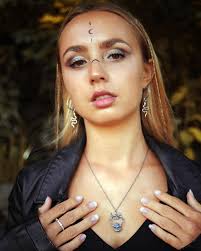 Throw back with Angelica 🌙 Photographer/Retoucher: @laurahighamphotography  Model: @angelicabl_creative Accessories designer: @skarijewellery  #brightonandhove #brightonmodel #fashionphotography #portraitphotography  #editorial #magazine #brightonmusic ...