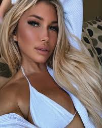 Mary Francis's Instagram, Twitter & Facebook