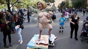New York: Nackte Hillary-Clinton-Skulptur taucht erneut auf - DER SPIEGEL