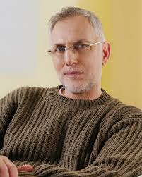 See every word in comfort. 📚 Our readers, available from 0.00 to +3.00  diopters, are made for your everyday reading moments. Discover the "Al" line  at bplusd.com