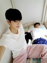 Bin said (again) he likes shawn mendes and they are the same age so they are friends bin: Astro ì•„ìŠ¤íŠ¸ë¡œ Spain On Twitter Trad Offclastro 29 08 2016 Astro Eunwoo Moonbin Rocky